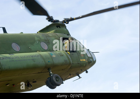 Ein Chinook-Hubschrauber von der niederländischen Luftwaffe nahm einige Soldaten und nur abhob Stockfoto