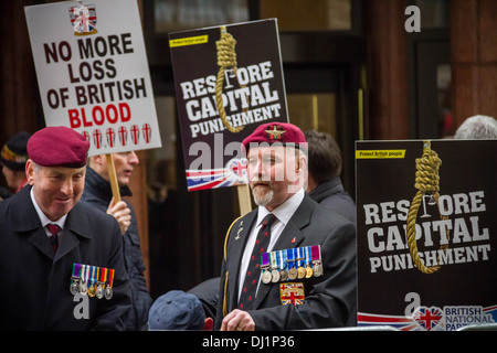 Veteranen und servieren Soldaten stehen in den Massen, Unterstützung für ermordeten Soldaten Lee Rigby außerhalb Old Bailey Gericht in Lon zu zeigen Stockfoto