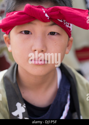 Japanische junge in Happi Mantel am Eröffnungsabend Kunchi Festival, Eröffnungsabend City, Präfektur Saga, Japan Stockfoto