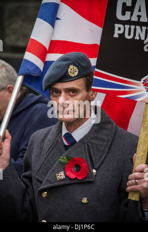 Veteranen und servieren Soldaten stehen in den Massen, Unterstützung für ermordeten Soldaten Lee Rigby außerhalb Old Bailey Gericht in Lon zu zeigen Stockfoto