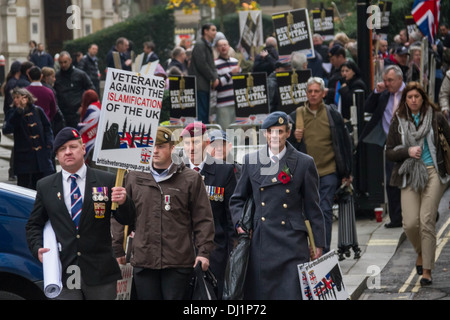 Veteranen und servieren Soldaten stehen in den Massen, Unterstützung für ermordeten Soldaten Lee Rigby außerhalb Old Bailey Gericht in Lon zu zeigen Stockfoto