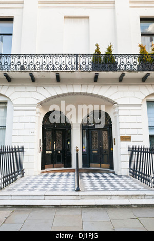 Haustür in ein klassisches viktorianisches Herrenhaus in Portland Place, London, UK Stockfoto