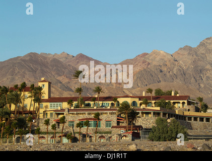 Der Luxus Furnace Creek Inn vor dem Hintergrund der Amargosa Berge. Death Valley Nationalpark, Kalifornien, USA. Stockfoto