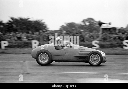 Jean Behra in einer Gordini T16 beendete 2. Platz in der VI BRDC International Trophy, Silverstone, England 15. Mai 1954. Stockfoto