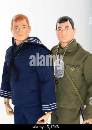 1964 GI Joe-Action-Figuren von Spielzeug Firma Hasbro. US-Streitkräfte Marine mit Army G.I. Stockfoto