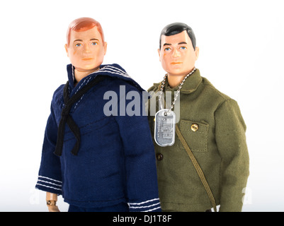 1964 GI Joe-Action-Figuren von Spielzeug Firma Hasbro. US-Streitkräfte Marine mit Army G.I. Stockfoto