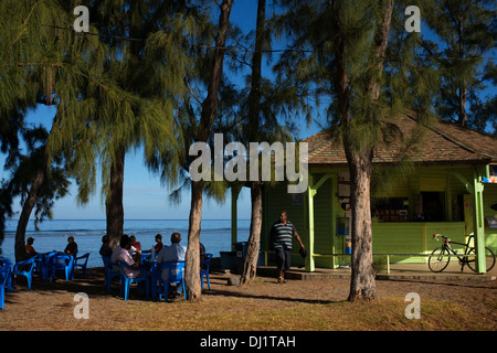 Promenade und Strand-Bar in Saint-Leu. Saint-Leu-Tourist-Office ist eine Empfangsstelle für Informationen und Buchung von zahlreichen touristischen Stockfoto