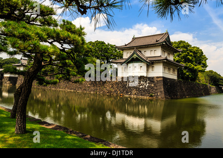 Ein Blick auf den Wachturm in der Nähe von East Gate, der Kaiserpalast von Tokio, Tokio, Japan Stockfoto