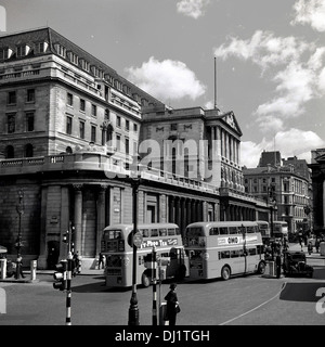 Historisches Bild von der 1950er Jahre zeigen zwei Routemaster-Busse in der City of London, England. Stockfoto