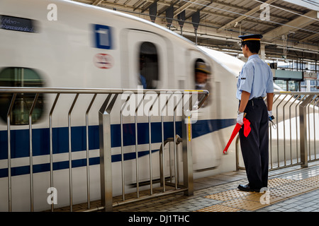 Ein Shinkansen Zug Bahnhof Kyoto, Kyoto, Japan Stockfoto