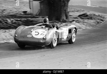 Ninian Sanderson in einem Jaguar C-Type in der britischen Empire Trophy, Oulton Park, England 10. April 1954. Stockfoto