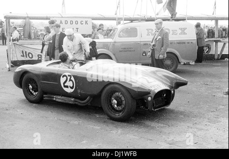 Archie Scott-Brown in einer Lister Bristol BHL2, gewann er das Snetterton internationalen Rennen, England 14. August 1954. Stockfoto