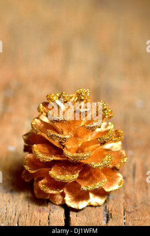 Tannenzapfen auf altem Holz isoliert Stockfoto