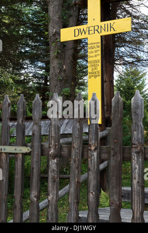 Kreuz vor der Kirche in Dwernik Bieszczady Gebirge, Polen Stockfoto