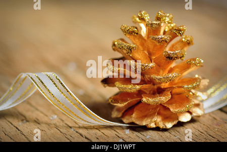 Tannenzapfen auf altem Holz isoliert Stockfoto