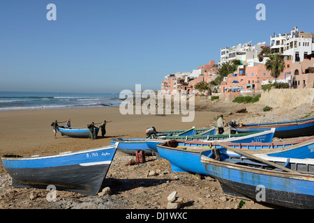 Marokko, Taghazout Dorf in der Nähe von Agadir, Fischer am Strand vor dem Atlantischen Ozean Stockfoto