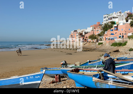 Marokko, Taghazout Dorf in der Nähe von Agadir, Fischer am Strand vor dem Atlantischen Ozean Stockfoto