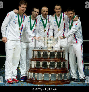 Belgrad, Serbien. 17. November 2013. Tschechische Team Pose nach dem Gewinn des Davis Cup Finale Tennis Einzel match Tschechien Vs Serbien in Belgrad, Serbien, Sonntag, 17. November 2013. Von links nach rechts: Tomas Berdych, Radek Stepanek, nicht spielen Kapitän Vladimir Safarik, Lukas Rosol und Jan Hajek. (Foto CTK/Michal Kamaryt) Stockfoto