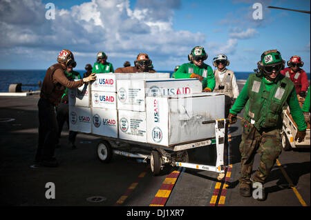 Philippinen. 18. November 2013. US Navy Matrosen bereiten humanitäre Hilfsgüter für die Opfer der Taifun Haiyan auf eine Marine Corps MV-22 Osprey-Flugzeuge auf dem Flugdeck des Flugzeugträgers USS George Washington 18. November 2013 in der Philippinen-See laden. Bildnachweis: Planetpix/Alamy Live-Nachrichten Stockfoto