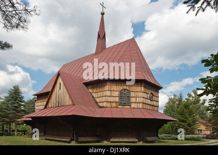 Holz-römisch-katholische Kirche im Dwernik zog von Lutowiska und Neuerstellung von Bieszczady Gebirge, Polen Stockfoto