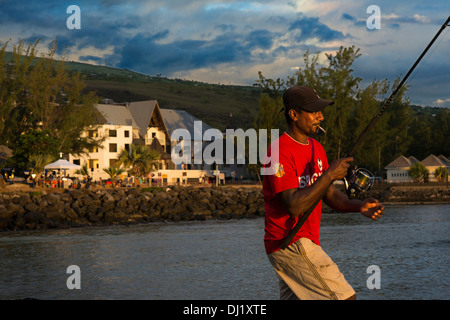 Ein Fischer im Hafen von Saint Leu. La Réunion links indischen Ozeans unten. Die ersten Grundlagen der Insel. Stockfoto