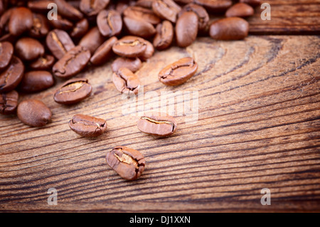 Kaffee Bohnen auf hölzernen Oberfläche Freiraum für Ihre Text-Hintergrundbilder Stockfoto