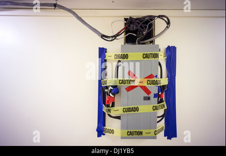 Eine temporäre Stromverteilung Panel mit dessen Verkabelung ist in einem Mehrfamilienhaus Flur in New York gesehen. Stockfoto