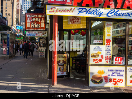 Eine Papaya Dog Fastfood-Restaurant in Teufels Küche an der Ninth Avenue in New York Stockfoto