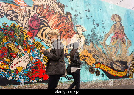 Ein Wandbild des Künstlers Swoon (Caledonia Tanz Curry) ist an der Ecke Bowery und Houston Street in New York gesehen. Stockfoto
