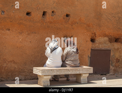 Zwei arabische Damen auf einer Bank im Chat Stockfoto