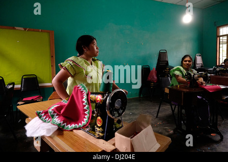 Frauen aus der ethnischen Gruppe der Ngabe & Bugle erlernen traditionelle und moderne Nähtechniken in einem Nähworkshop in Ngobe-Bugle Comarca, einem gemeinsamen Reservat für die Ureinwohner von Ngabe & Bugle in der Provinz Chiriqui in Panama Stockfoto