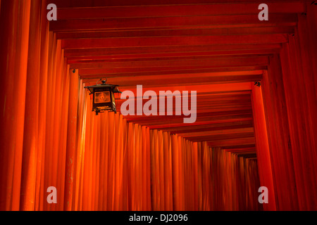 Gehweg mit Torii führt zum Inneren Heiligtum, Fushimi Inari-Taisha Shinto Schrein, Fushimi-Ku, Kyoto, Kyoto Prefecture, Japan Stockfoto