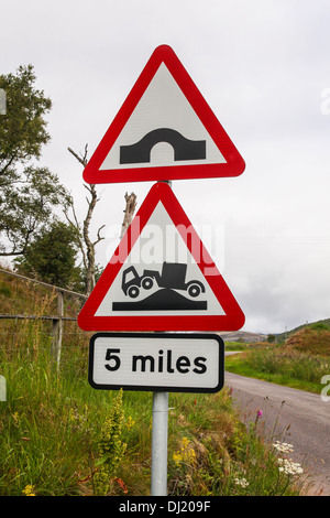 Steiniger Weg vor Zeichen auf einem schottischen Landstraße Stockfoto