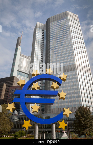 Euro-Symbol vor der EZB Europäische Zentralbank, Frankfurt am Main, Hessen, Deutschland, Europa Stockfoto
