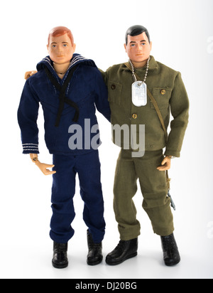 1964 GI Joe-Action-Figuren von Spielzeug Firma Hasbro. US-Streitkräfte Marine mit Army G.I. Stockfoto