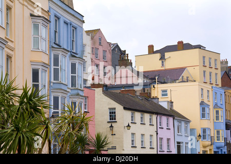 Bunte Häuser über dem Hafen, Tenby, Pembrokeshire, Wales, Großbritannien Stockfoto