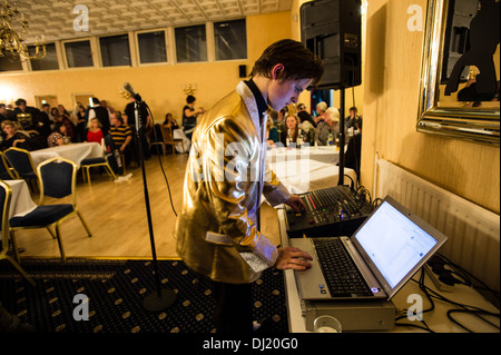 Chris Tierney, Auftritten als eine junge Elvis Presley nachts eine Hommage, Marine Hotel Aberystwyth UK Stockfoto