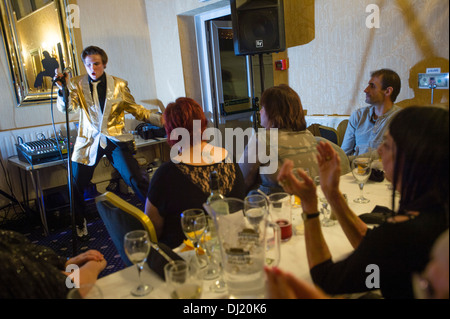 Chris Tierney, Auftritten als eine junge Elvis Presley nachts eine Hommage, Marine Hotel Aberystwyth UK Stockfoto