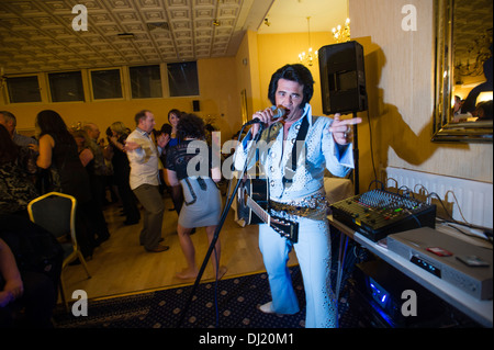 Darren Graceland Jones, Durchführung eines Elvis Presley Tribut nachts, Marine Hotel Aberystwyth, Großbritannien Stockfoto