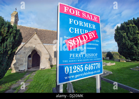 Ein "For Sale" und "Verkauft" zu unterzeichnen, auf eine Kirche in Langholz in der Nähe von Nailsworth, Gloucestershire UK Stockfoto