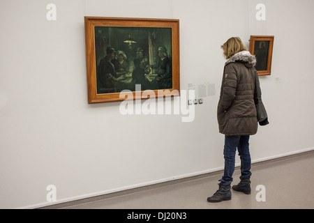 Frau betrachten, malen die Kartoffel-Esser von Vincent Van Gogh museum Stockfoto