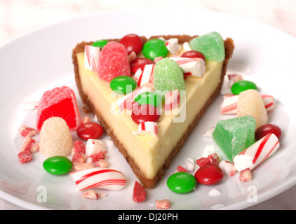 Leckere festliche Weihnachten Käsekuchen mit sortierten Bonbons Stockfoto