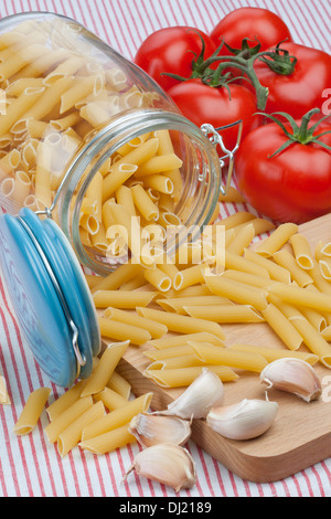 Glas-Glas und Penne Rigate rohen Nudeln Stockfoto