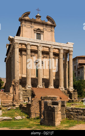 Der Tempel des Antoninus und der Faustina (Kirche San Lorenzo in Miranda), Forum Romanum, Rom, Italien. Stockfoto