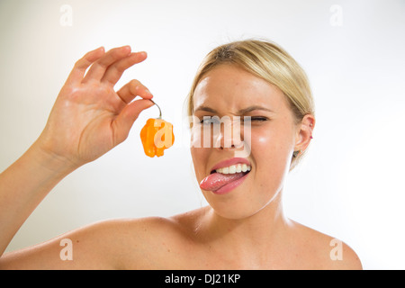 Frau Holding Hot pepper Stockfoto