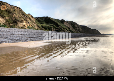 Wet Sand Wellen und hohen Klippen Stockfoto