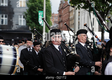 Universität von Queensland Emmanuel College Pipe Band aus Australien führen in Glasgow, Schottland, Vereinigtes Königreich Stockfoto