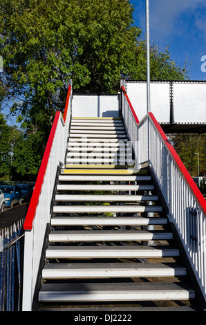 Treppe zur Brücke über die Strecke am Bahnhof Kirche Stretton Stockfoto