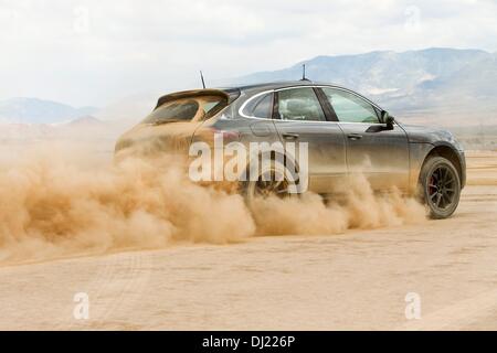 HANDOUT - zeigt ein undatiertes Handout Bild zur Verfügung gestellt von Porsche ein Porsche Macan bei einer Testfahrt am Sandstrand. Am 20. November 2013 wird der neue Porsche Macan offiziell auf der Los Angeles Auto Show vorgestellt. Stockfoto