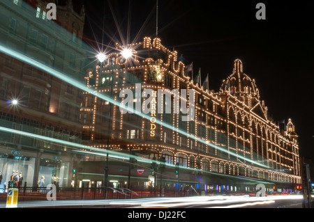 Harrods Kaufhaus hinter Lichtspuren von Doppeldecker London bus Stockfoto